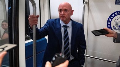 السيناتور الديمقراطي والطيار المتقاعد في البحرية الأمريكية مارك كيلي - أرشيفية