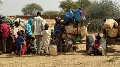 نازحون سودانيون يفرون من الحرب