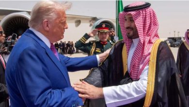 الرئيس الأمريكي دونالد ترامب يصافح ولي العهد السعودي الأمير محمد بن سلمان