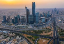 أبراج العاصمة السعودية الرياض، في ظل تحديات اقتصادية متزايدة تواجه دول الخليج ومخاوف من تأثير التصعيد العسكري في المنطقة على الاستثمارات الأجنبية وفرص التعافي الاقتصادي.